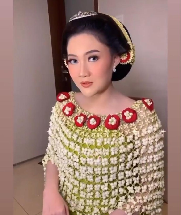 Nella Kharisma menggelar upacara Tingkeban 7 bulanan kehamilannya. Yuk kita intip bagaimana prosesnya!