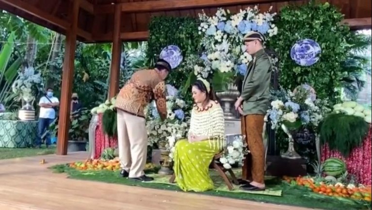 Nella Kharisma menggelar upacara Tingkeban 7 bulanan kehamilannya. Yuk kita intip bagaimana prosesnya!