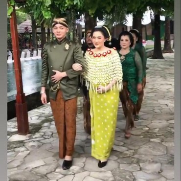 Prosesi Upacara Tingkeban 7 Bulanan Nella Kharisma, Mewah & Meriah!