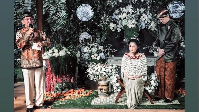 Nella Kharisma menggelar upacara Tingkeban 7 bulanan kehamilannya. Yuk kita intip bagaimana prosesnya!