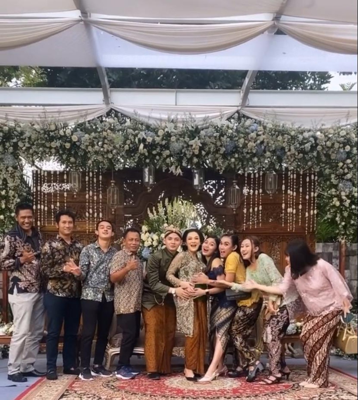 Nella Kharisma menggelar upacara Tingkeban 7 bulanan kehamilannya&period; Yuk kita intip bagaimana prosesnya&excl;