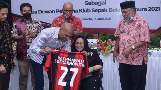 Persipura Jayapura resmi mengukuhkan Rachmawati Soekarnoputri sebagai Ketua Dewan Pembina Tim Mutiara Hitam, Senin (14/6).
