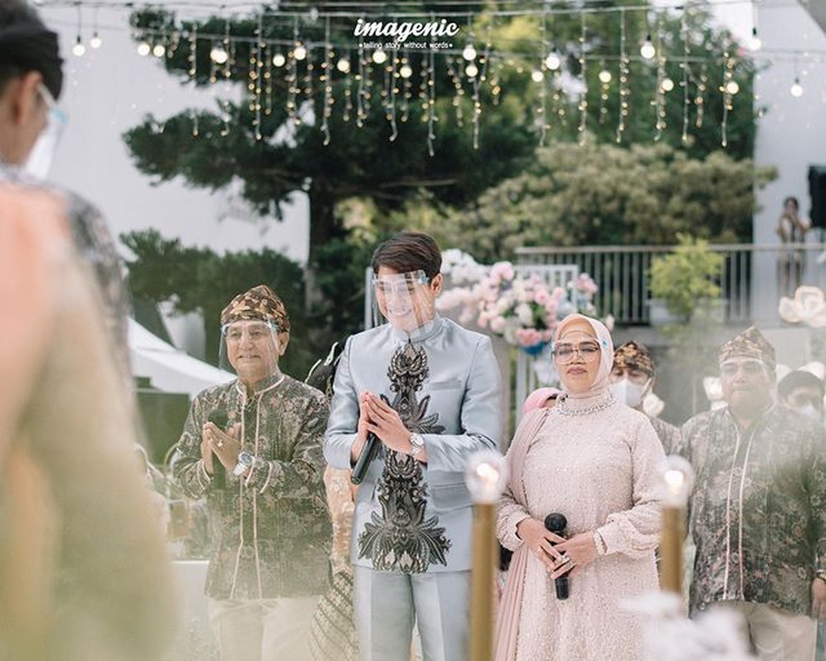 Kabar bahagia datang dari pasangan Rizky Billar dan Lesty Kejora yang baru saja melangsungkan lamaran&period; Yuk kita lihat potretnya&excl;