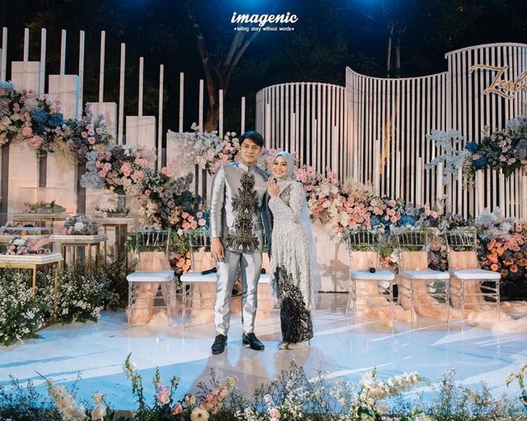Kabar bahagia datang dari pasangan Rizky Billar dan Lesty Kejora yang baru saja melangsungkan lamaran. Yuk kita lihat potretnya!