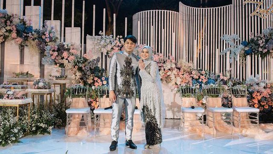Kabar bahagia datang dari pasangan Rizky Billar dan Lesty Kejora yang baru saja melangsungkan lamaran. Yuk kita lihat potretnya!