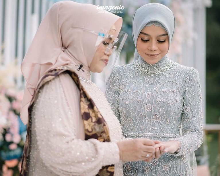 Kabar bahagia datang dari pasangan Rizky Billar dan Lesty Kejora yang baru saja melangsungkan lamaran. Yuk kita lihat potretnya!