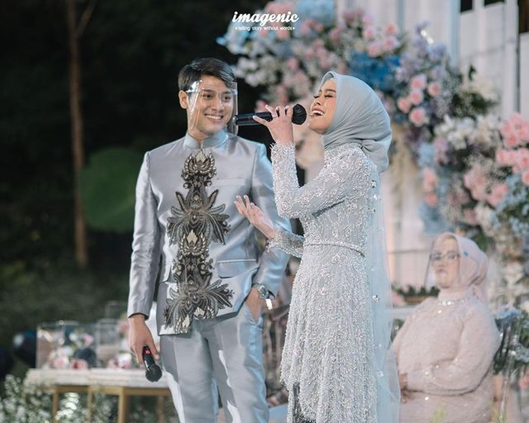 Kabar bahagia datang dari pasangan Rizky Billar dan Lesty Kejora yang baru saja melangsungkan lamaran. Yuk kita lihat potretnya!