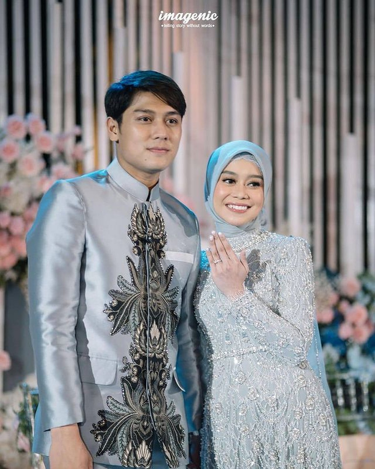 Kabar bahagia datang dari pasangan Rizky Billar dan Lesty Kejora yang baru saja melangsungkan lamaran&period; Yuk kita lihat potretnya&excl;