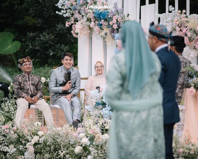 Kabar bahagia datang dari pasangan Rizky Billar dan Lesty Kejora yang baru saja melangsungkan lamaran. Yuk kita lihat potretnya!