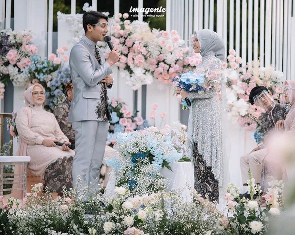 Kabar bahagia datang dari pasangan Rizky Billar dan Lesty Kejora yang baru saja melangsungkan lamaran&period; Yuk kita lihat potretnya&excl;