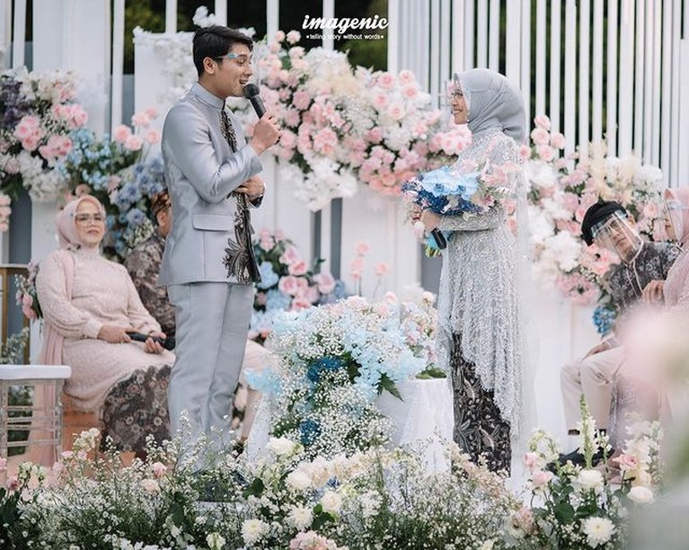 Kabar bahagia datang dari pasangan Rizky Billar dan Lesty Kejora yang baru saja melangsungkan lamaran. Yuk kita lihat potretnya!