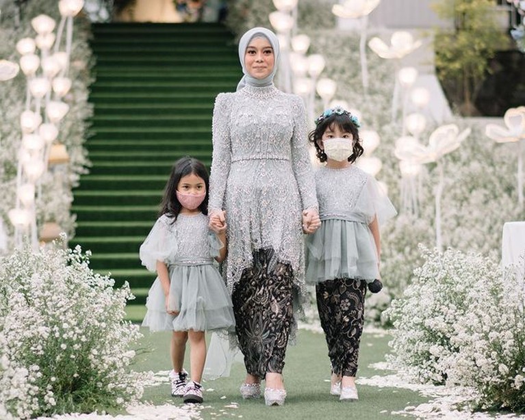 Kabar bahagia datang dari pasangan Rizky Billar dan Lesty Kejora yang baru saja melangsungkan lamaran. Yuk kita lihat potretnya!
