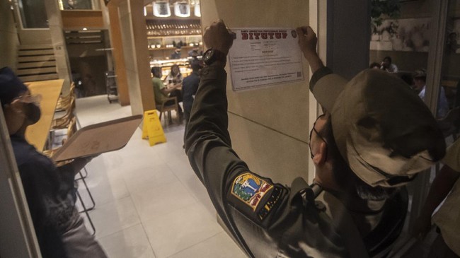 Satpol PP DKI menindak 839.355 pelanggaran prokes dan mengumpulkan denda Rp2,3 miliar.