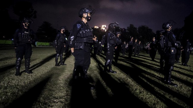 Aparat kepolisian membubarkan masyarakat yang masih berkumpul sampai larut malam saat pelaksanaan PPKM Mikro di Kota Medan, Sumatera Utara.