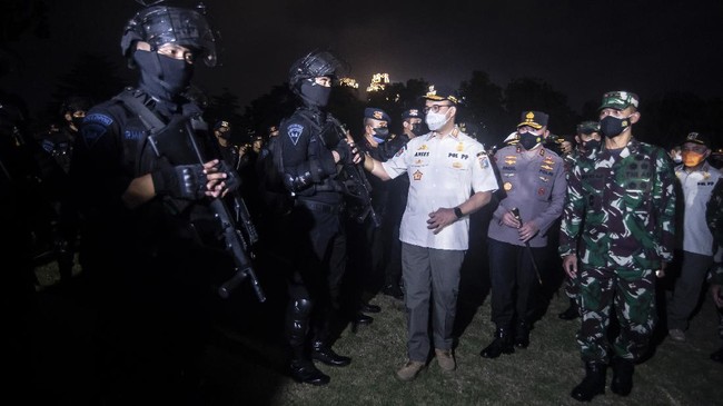 Pangdam Jaya Mayjen Mulyo Aji dan Kapolda Metro Jaya Irjen Fadil Imran berembuk untuk mengevaluasi penanganan Covid-19 dan target herd immunity di Jakarta.