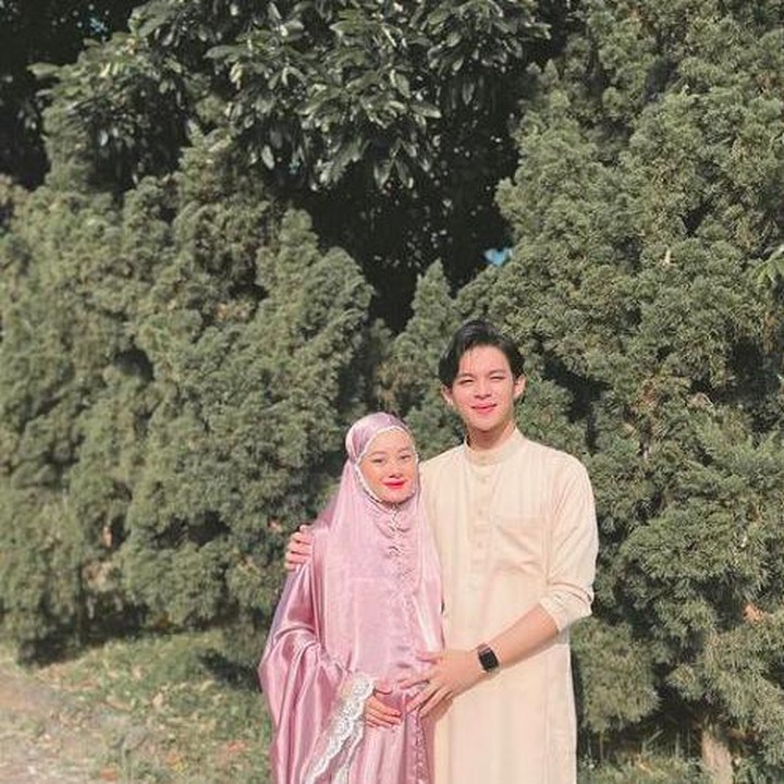 <p>Semula, Dinda Hauw dekat dengan pesinetron Rizky Billar. Namun, Rey berani melamarnya dan Rizky Billar dengan lapang menerimanya. (Foto: Instagram @dindahauw)</p>