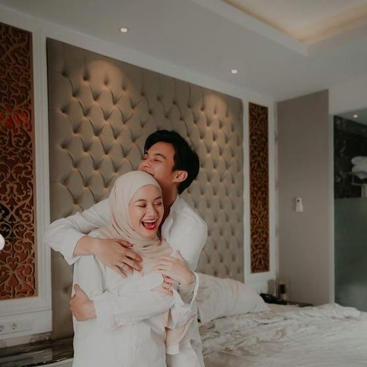 <p>Dinda dan Rey tampak menjaga betul kandungannya karena di awal kehamilan, sang istri sempat mengalami pendarahan. (Foto: Instagram @dindahauw)</p>