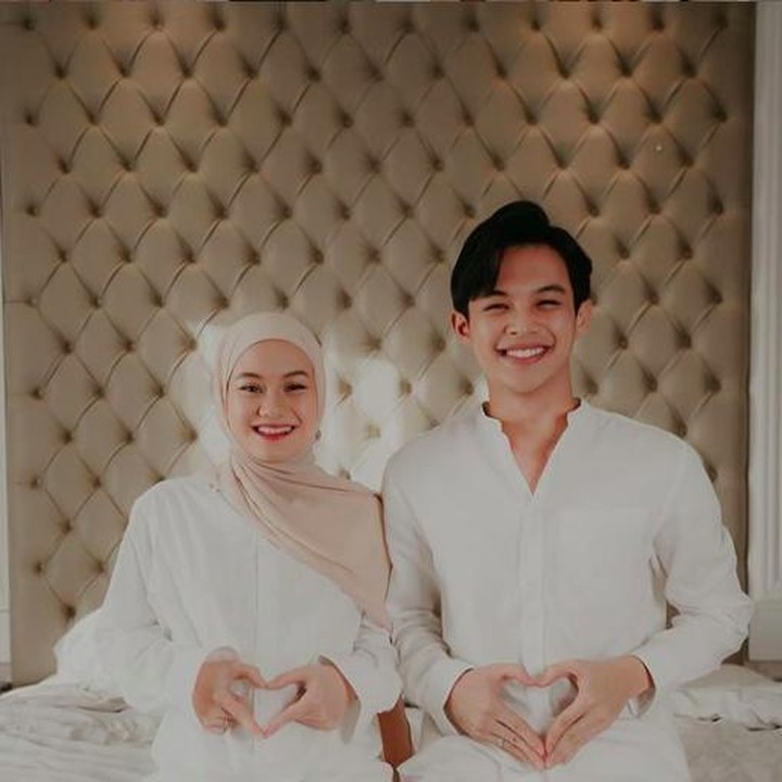 <p>Sudah hamil tua, Dinda Hauw dan Rey Mbayang pun meminta maaf tidak bisa hadir ke acara pertunangan Rizky Billar dan pedangdut Lesti Kejora. (Foto: Instagram @dindahauw)</p>