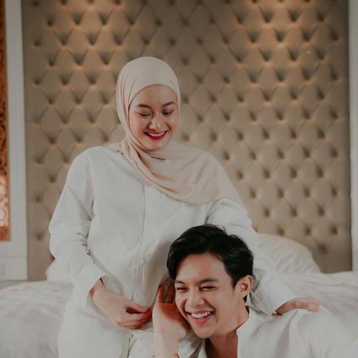 <p>Pasangan yang menikah 10 Juli 2020 ini mulanya menyita perhatian karena keduanya melaksanakan pernikahan tanpa proses pacaran. (Foto: Instagram @dindahauw)</p>