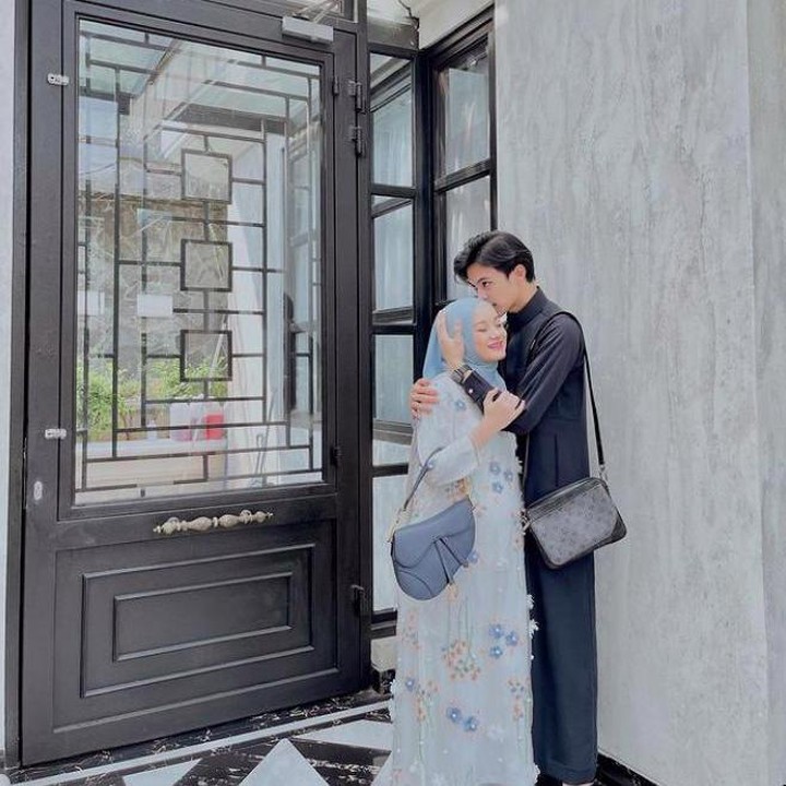 <p>Tak terasa, Rey Mbayang dan Dinda Hauw sebentar lagi akan menyambut kelahiran buah hatinya. (Foto: Instagram @rey_mbayang)</p>