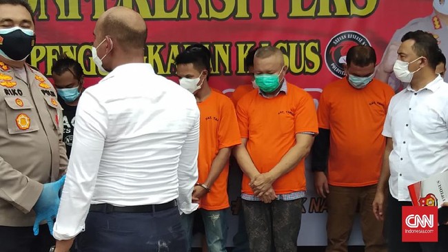 Polisi menangkap Sekda Nias Utara di sebuah tempat hiburan malam di Medan, Sumatera Utara.