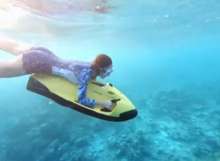 Selain menaiki jetsky, pasangan muda yang satu ini juga sempat untuk menikmati pemandangan indah bawah laut menggunakan seabob. (Instagram.com/nandaarsynt)