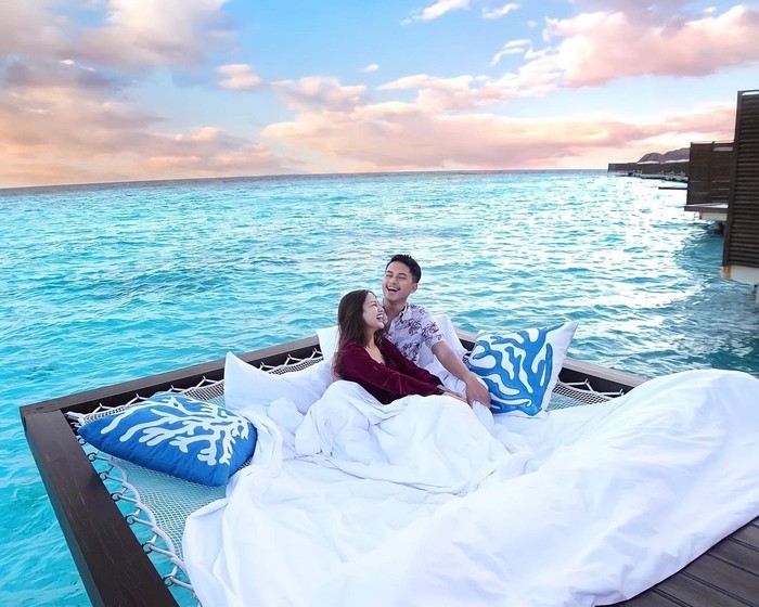 Seperti salah satu potretnya ini, Nanda dan Ardya tampak sedang tertawa bersama sembari menikmati suasana pagi di tengah hamparan indahnya laut biru jernih. (Instagram.com/nandaarsynt)