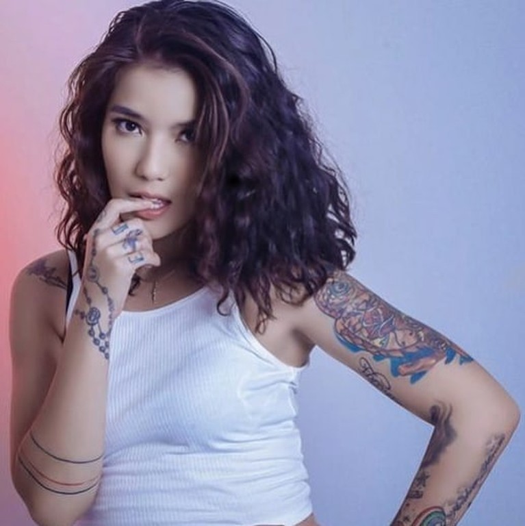 Sheila Marcia kembali disorot setelah penangkapan Anji Eks Drive terkait narkoba. Yuk kita intip potret Sheila!