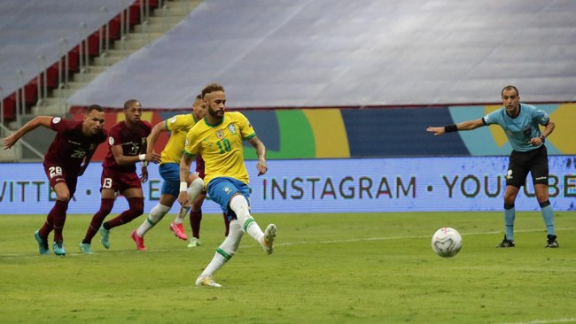 Duel klasik Argentina vs Brasil di final Copa America 2021 jadi momen yang tepat bagi Messi untuk mengangkat trofi pertama bersama La Albiceleste.