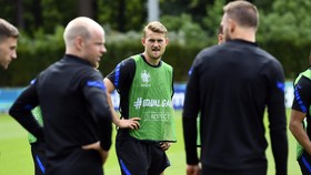 Meme Kocak De Ligt Usai Kartu Merah di Belanda vs Ceko