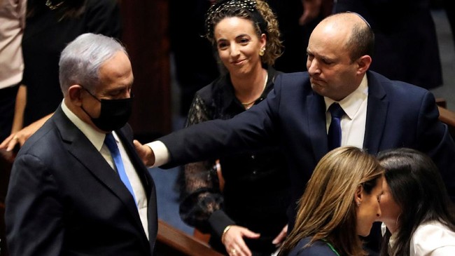 Mantan Perdana Menteri Israel Naftali Bennett meminta pemerintahan Benjamin Netanyahu mengebom fasilitas nuklir Iran sebagai serangan balasan rudal Teheran.