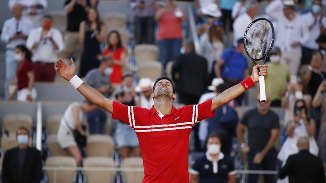 Petenis tunggal putra nomor satu dunia, Novak Djokovic, tampil sebagai juara di turnamen French Open 2021 usai mengalahkan Stefanos Tsitsipas.
