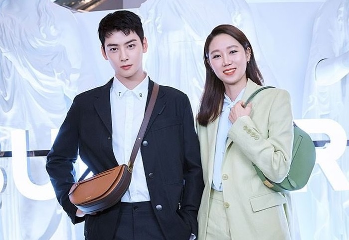 Tidak sendirian, Cha Eun Woo juga sempat berpose bersama seniornya, Gong Hyo Jin. Mereka sama-sama hadir untuk memperkenalkan pop-up store Burberry. Tampak menawan bukan, aktris dan aktor ini? / foto: instagram.com/voguekorea