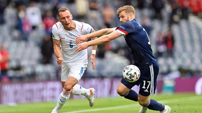 Timnas Republik Ceko mengambil alih klasemen Grup D Euro 2020 (Euro 2021) usai mengalahkan Skotlandia 2-0.