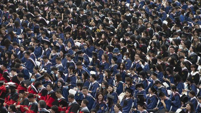 Sekitar 11 ribu calon sarjana menghadiri upacara kelulusan besar-besaran yang diselenggarakan Universitas Wuhan, China, tanpa masker dan jaga jarak