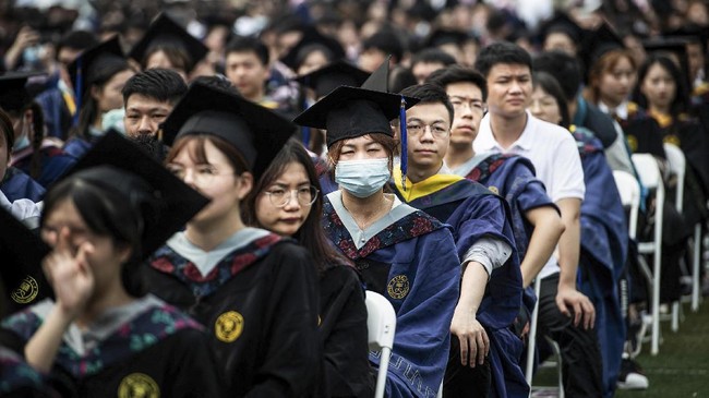 FOTO: Momen Kumpul Ribuan Wisudawan Wuhan yang Tertunda