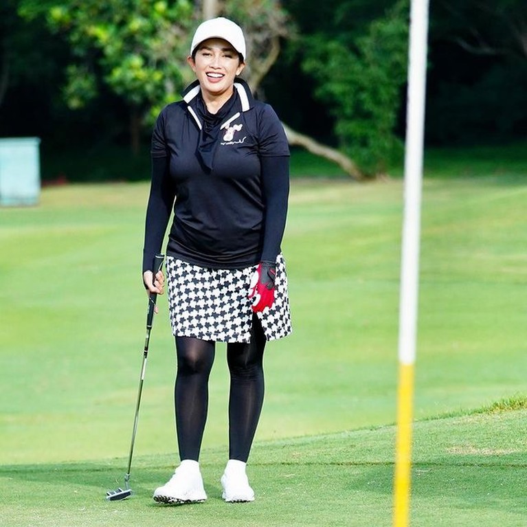 Adu Golf Style Para Selebriti Tanah Air Olahraga Golf tampaknya sedang tren di kalangan selebriti Tanah Air. Yuk kita intip gaya siapa yang paling kece saat main golf!