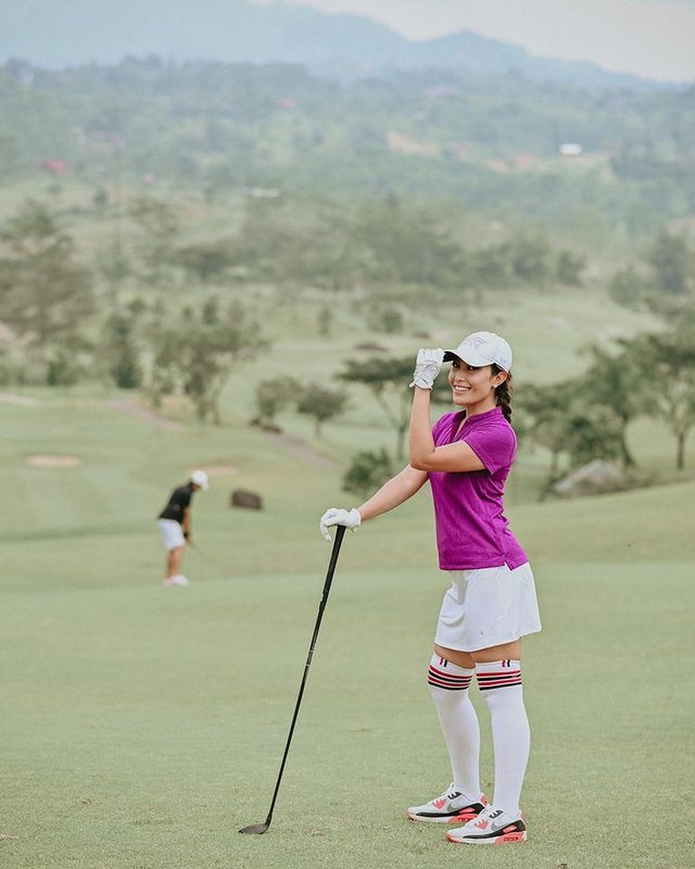 Adu Golf Style Para Selebriti Tanah Air Olahraga Golf tampaknya sedang tren di kalangan selebriti Tanah Air. Yuk kita intip gaya siapa yang paling kece saat main golf!