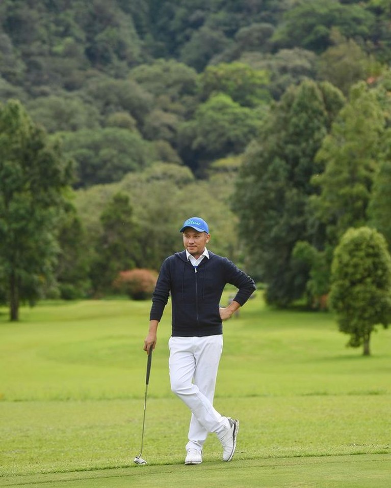 Adu Golf Style Para Selebriti Tanah Air Olahraga Golf tampaknya sedang tren di kalangan selebriti Tanah Air. Yuk kita intip gaya siapa yang paling kece saat main golf!