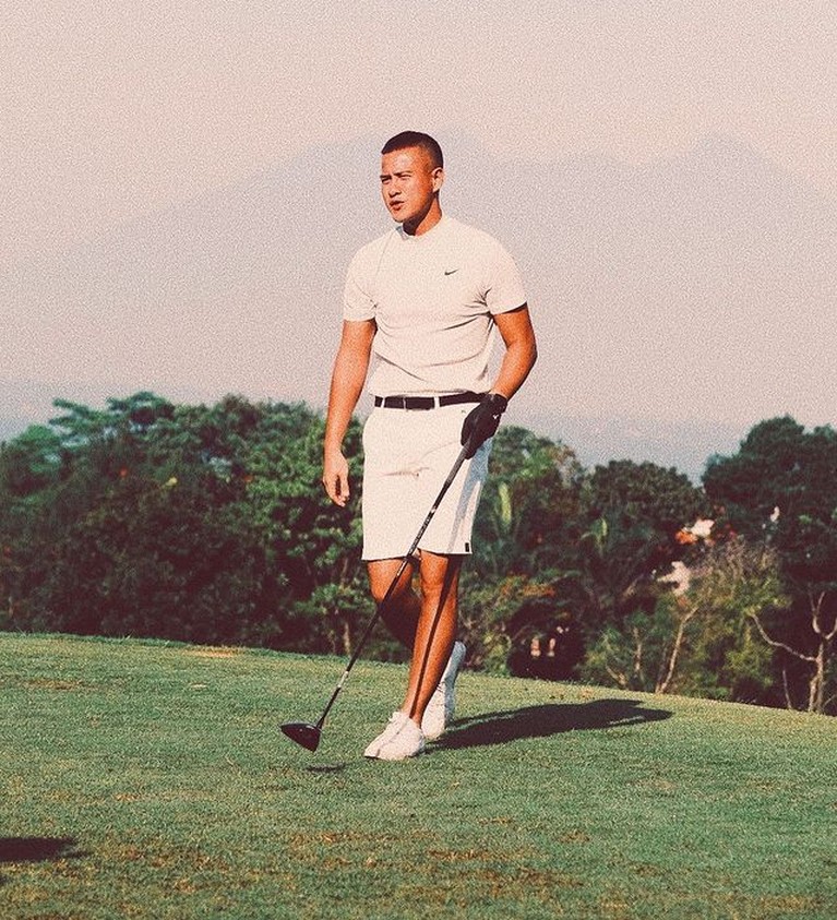 Olahraga Golf tampaknya sedang tren di kalangan selebriti Tanah Air. Yuk kita intip gaya siapa yang paling kece saat main golf!