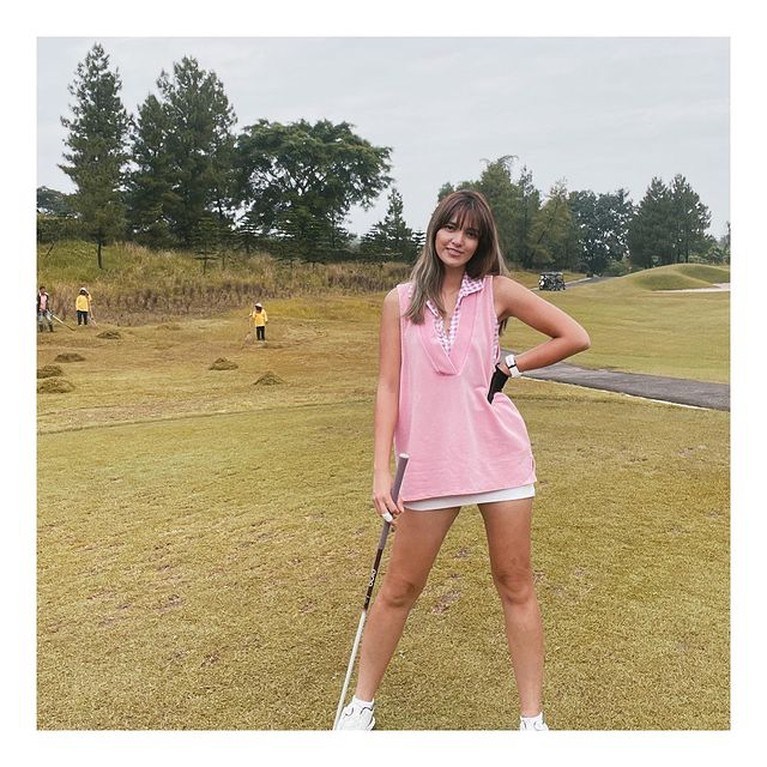 Adu Golf Style Para Selebriti Tanah Air Olahraga Golf tampaknya sedang tren di kalangan selebriti Tanah Air. Yuk kita intip gaya siapa yang paling kece saat main golf!
