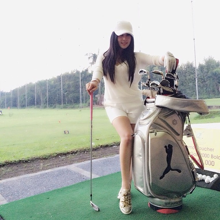 Adu Golf Style Para Selebriti Tanah Air Olahraga Golf tampaknya sedang tren di kalangan selebriti Tanah Air. Yuk kita intip gaya siapa yang paling kece saat main golf!