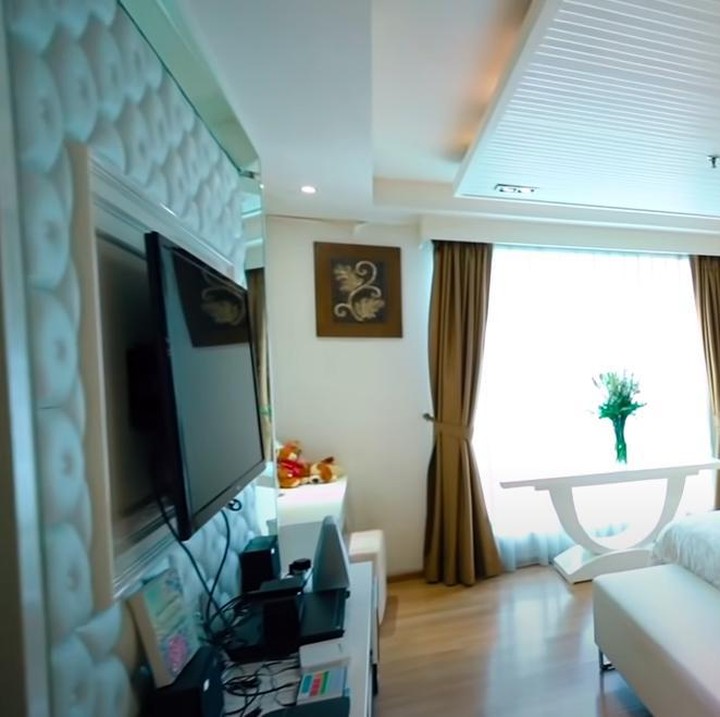 <p>Kamar tidur menjadi ruangan yang paling sering dipakai saat Cinta Laura berada di apartemen. Ruangannya cukup luas dengan jendela yang besar. (Foto: YouTube Boy William)</p>