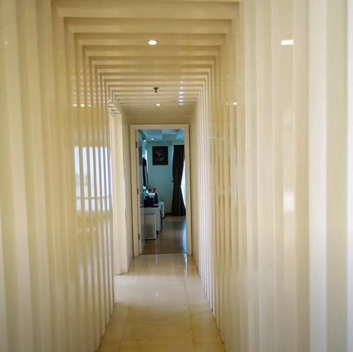 <p>Cinta Laura Kiehl menyebut apartemennya simple tapi manis. Desainnya modern tapi tidak terlalu berlebihan. Di foto ini merupakan lorong penghubung antar ruangan. (Foto: YouTube Boy William)</p>