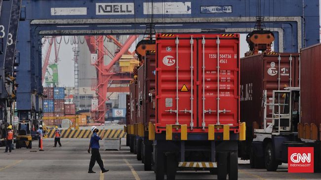 Sopir Logistik Wajib Vaksin Penuh dan Rapid Antigen Pemerintah mewajibkan sopir logistik untuk vaksin penuh dan menjalani tes antigen untuk melakukan perjalanan dalam pekerjaan mereka.