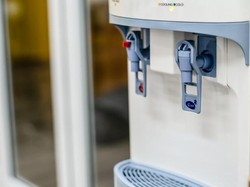 8 Cara Mudah Bersihkan Dispenser agar Bebas Kotoran