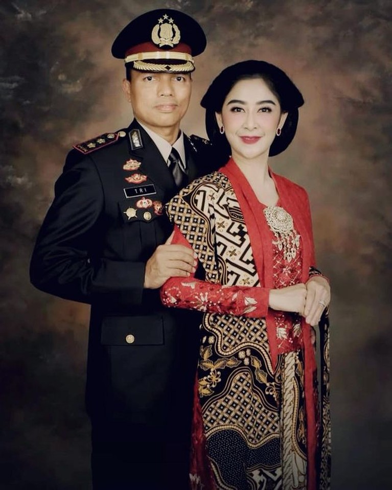 Deretan Artis Cantik yang Dipersunting oleh Polisi dan TNI Inilah deretan artis cantik yang dipersunting oleh Polisi dan TNI. Yuk simak siapa saja mereka?