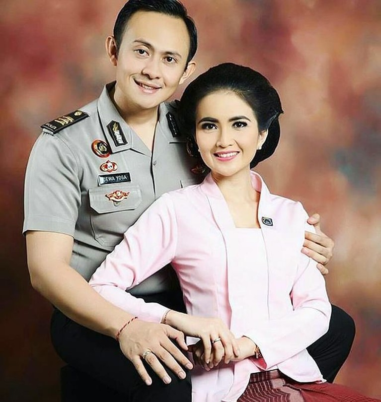 Deretan Artis Cantik yang Dipersunting oleh Polisi dan TNI Inilah deretan artis cantik yang dipersunting oleh Polisi dan TNI. Yuk simak siapa saja mereka?