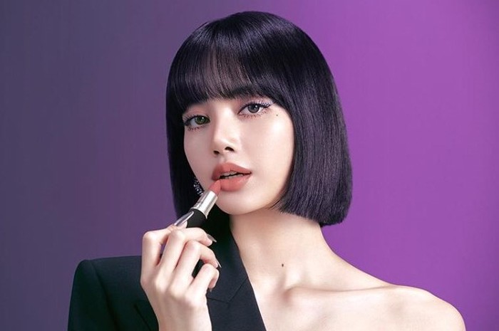 Foto ini diunggah di instagram saat pengumuman Lisa sebagai wajah baru MAC Cosmetics dimana ia kelihatan sedang menggunakan MAC's Powder Kiss Lipstick Mull It Over dengan gaya rambut blunt bang. (Pict : instagram.com/maccosmetics)
