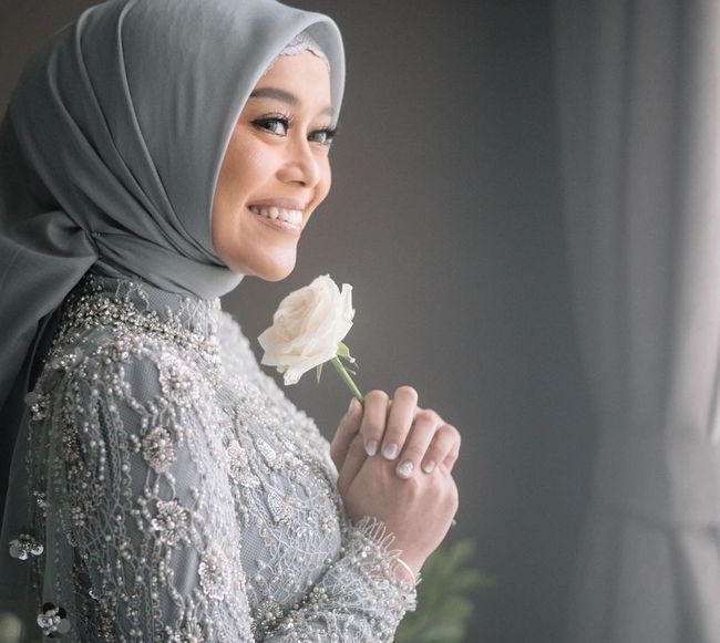 Inspirasi Kebaya Modern Warna Biru Para Selebritis untuk Tunangan